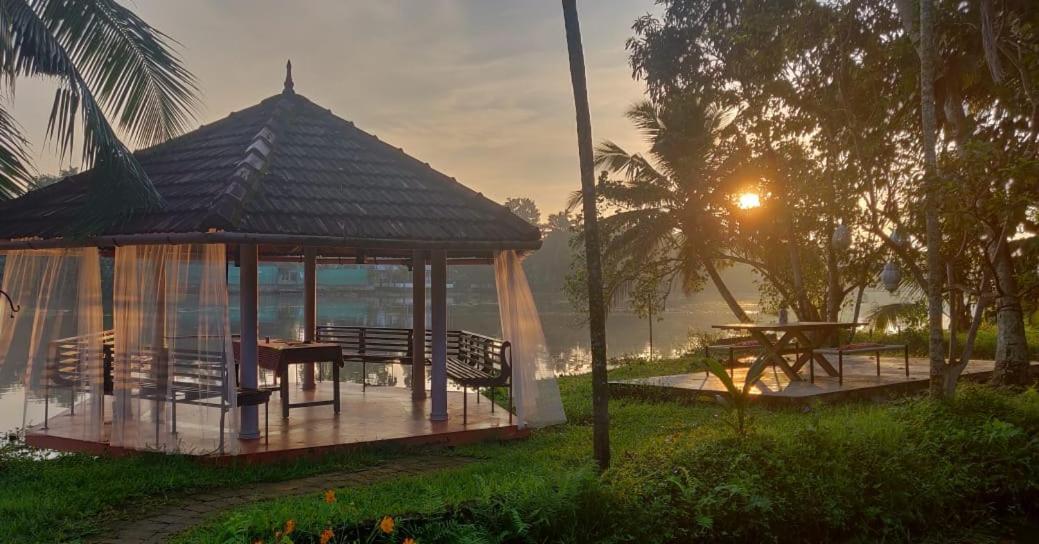 Sunsets And Palm Trees Bed & Breakfast Alappuzha Ngoại thất bức ảnh